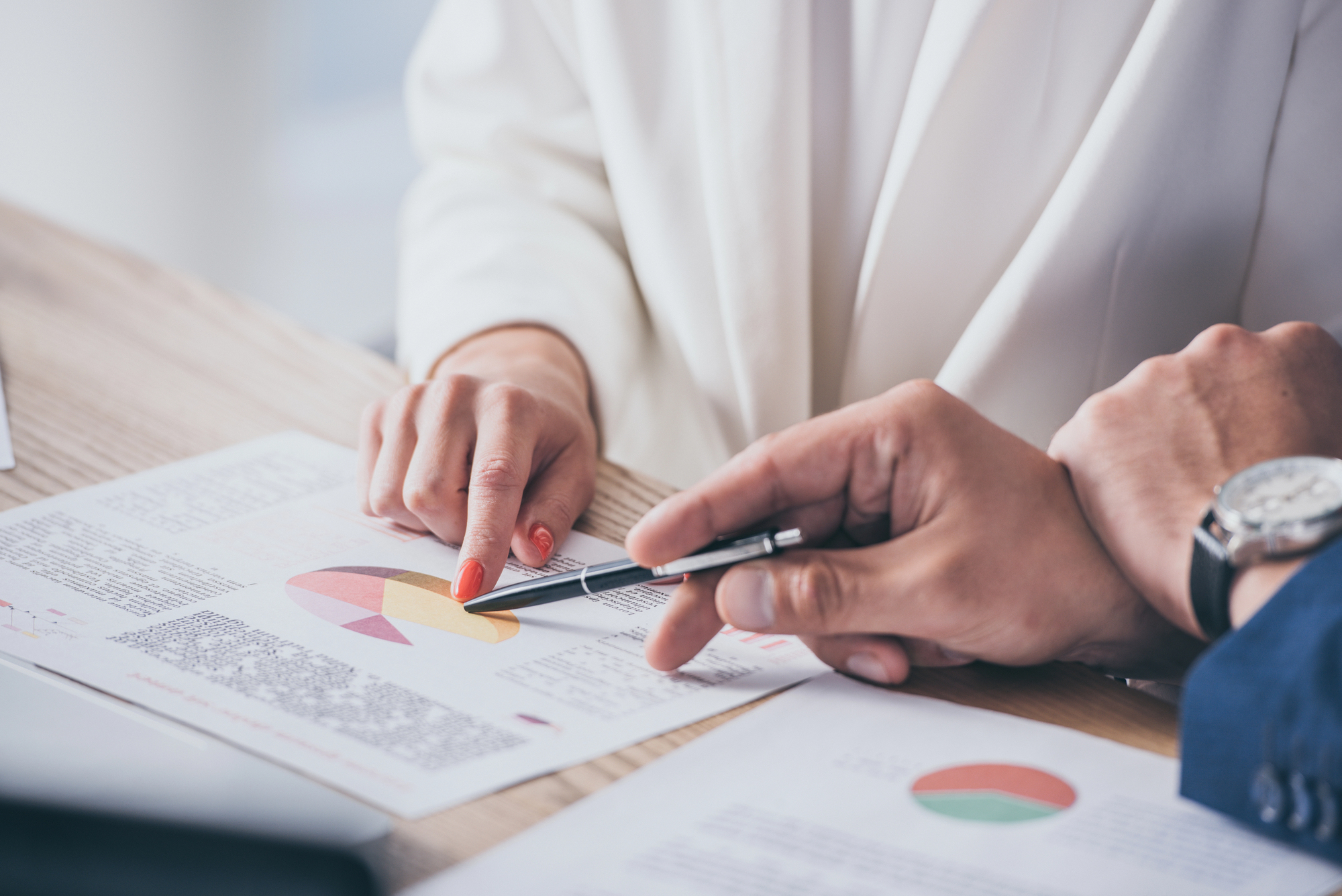 empleados analizando graficas